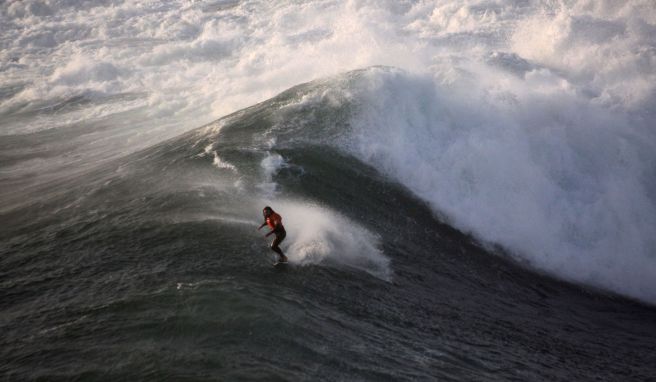 Portugal Monster aus Wasser: Nazaré und seine Riesenwellen