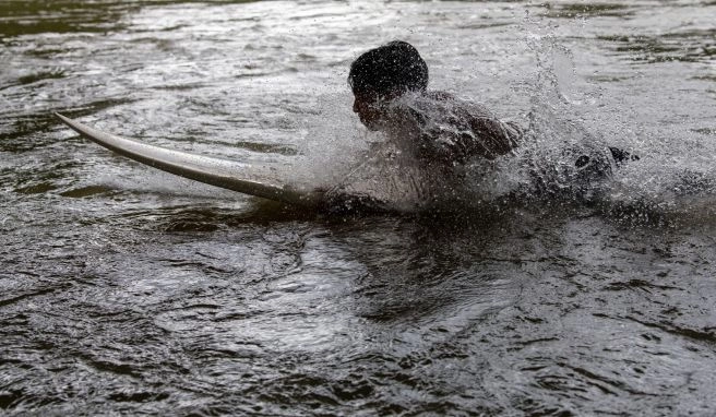 Ritt auf der künstlichen Welle Iller, Pegnitz und Eisbach: Flusssurfen wird immer beliebter