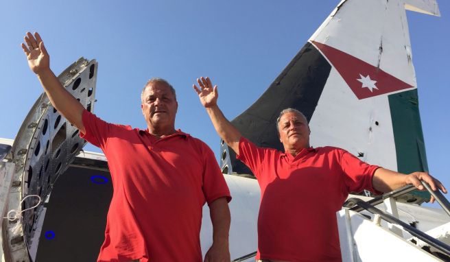 Ata (l) und Chamis al-Sairafi wollen in dem Flugzeug Boeing 707 ein Restaurant eröffnen. 