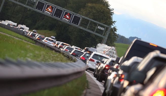 Straßen, Bahnhöfe, Flughäfen  Wieder deutlich mehr Osterreiseverkehr erwartet