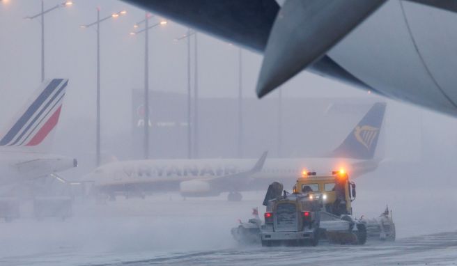 Passagiere haben ein Recht auf Erstattungen oder Ersatzbeförderung, wenn ein Flug aufgrund von starkem Winterwetter ausfällt.