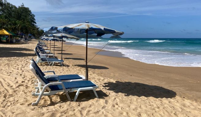 Nicht nur der Karon Beach auf Phuket lädt dazu ein, der kalten Jahreszeit in Deutschland zu entkommen. 