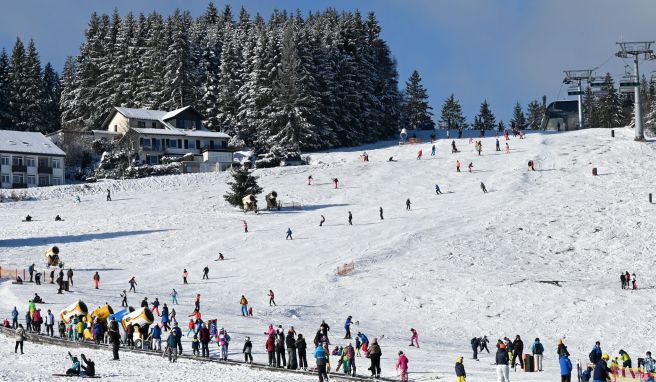 Neuschnee hat in Willingen für einen großen Andrang auf die bisher präparierten Skipisten gesorgt. 