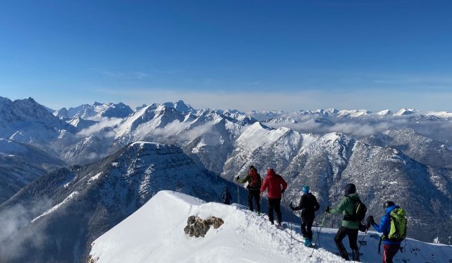 Tägliche Berichte vom Lawinenwarndienst und angepasste Corona-Regeln erwarten die Wintersportler und Urlauber. 