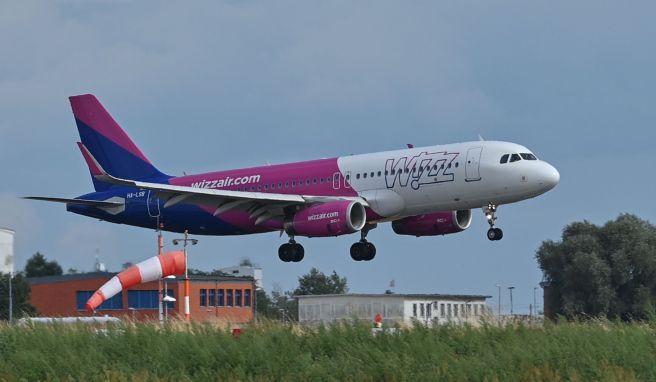 Wizz Air verlangt von seinen Fluggästen, die ihre Entschädigungsansprüche abtreten, eine «Abtretungsbearbeitungsgebühr». Die Wettbewerbszentrale beanstandete diese Regelungen nun. 