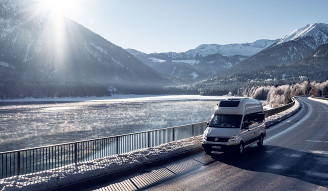 Beim Buchen darauf achten: Für das Wintercamping sollten Wohnmobile besser kein Aufstelldach haben, weil darüber Wärme aus dem Innenraum verloren gehen könnte. 