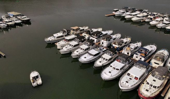 Yachten und Hausboote liegen in Waren am Anleger. Die 20. Müritz Sail startet. 