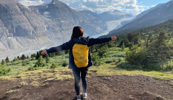 Yahui Miao auf dem Parker Ridge Trail in Kanadas Provinz Alberta - auf der Weltreise hatten sie und ihr Mann nur handgepäcktaugliche Rucksäcke dabei.