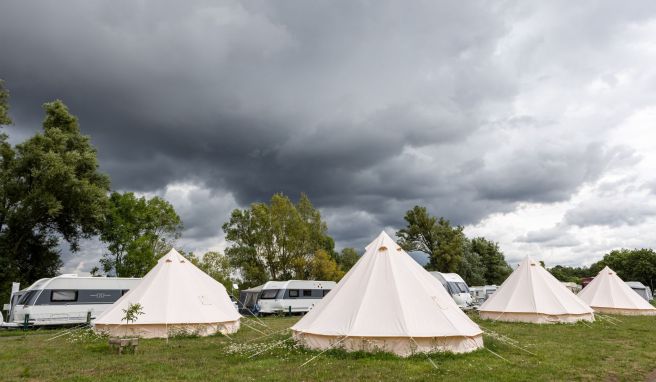 Im Zelt und ein Gewitter zieht auf? Camping-Freunde sollten nun wissen, was zu tun ist.