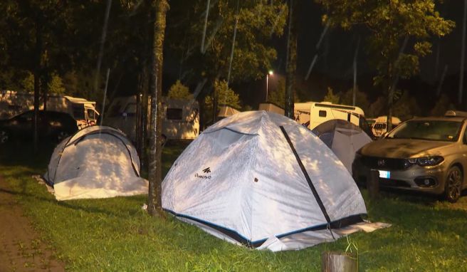 Zelte von Wacken Besuchern stehen auf dem Parkplatz Rot am Hamburger Volksparkstadion.