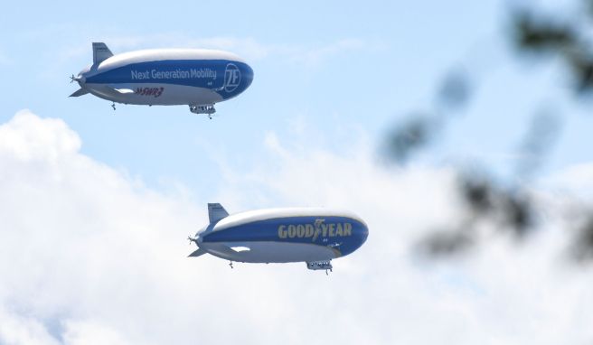 Zwei Zeppeline NT (Neue Technologie) fliegen parallel, um kurz darauf nach einem zweistündigen Rundflug zu landen.