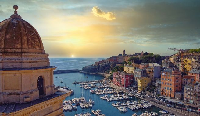 Blick von der Zitadelle von Bastia auf den Hafen: Für die meisten ist die korsische Stadt nur eine Durchgangsstation, hier legen viele Fähren vom Festland an.