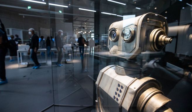 Der Film-Roboter Robbi von 2016 steht in einer Vitrine im neuen Zukunftsmuseum in Nürnberg. 