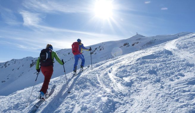 Skitouren fordern dem Körper viel ab. Deshalb ist es wichtig, dabei genügend zu trinken.