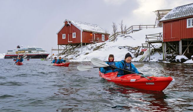 Kajakfahren in Norwegen als optionales Programm: Hurtigruten Norwegen stellt neue Kreuzfahrtreisen und Ausflugsmöglichkeiten vor.