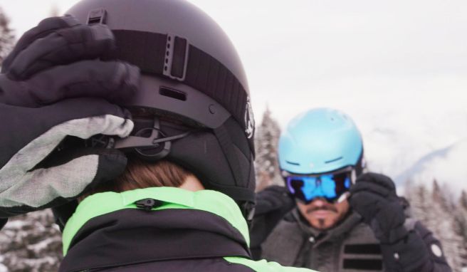 Sitzt er richtig? Die Passform ist ein wichtiges Kriterium beim Skihelm-Kauf.