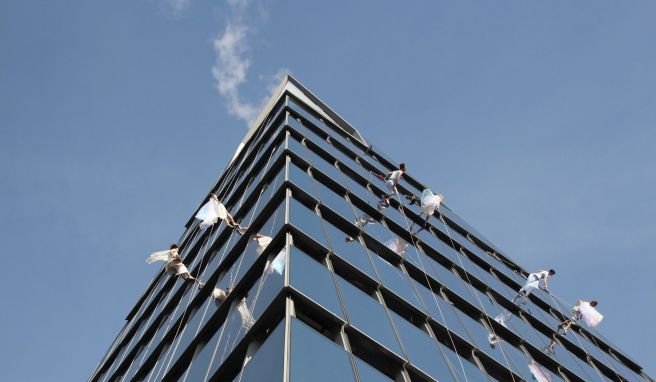 Bei der Eröffnung der Aussichtsplattform «The Edge» haben es Artisten vorgemacht. Nun können auch Besucher am Hochhaus «30 Hudson Yards» hinaufkraxeln. 