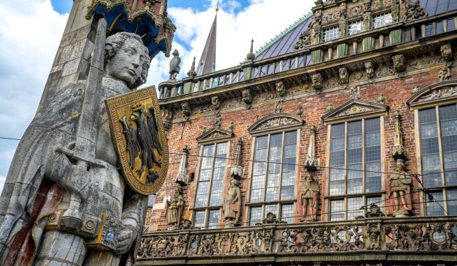 Die Rolandstatue vor dem Rathaus. Das Bremer Rathaus und die Rolandstatue von Anfang des 15. Jahrhunderts sind seit 20 Jahren Unesco-Welterbe.