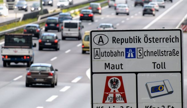Mautpflicht: Wer ohne Vignette auf österreichischen Autobahnen und Schnellstraßen unterwegs ist, riskiert saftige Bußgelder.
