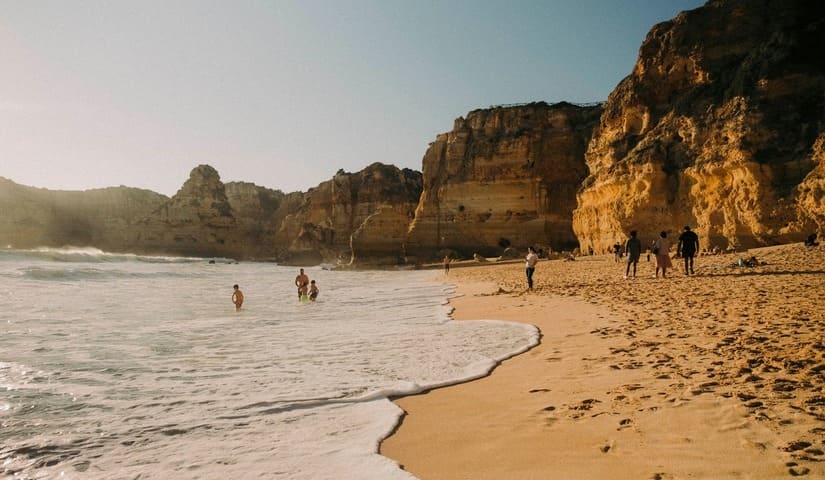 In der Westalgarve bei Sagres hat man einen Strand auch mal für sich allein.