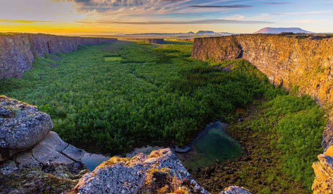 REISE & PREISE weitere Infos zu Ungezähmte Natur in Islands hohem Norden