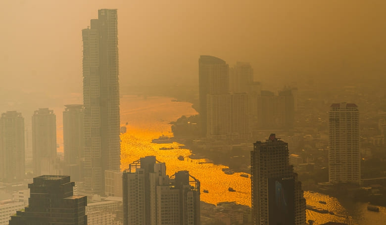 Eigentlich wäre der Himmel blau, aber in Bangkok und andere Teilen Thailands herrschen derzeit hohe Feinstaubwerte.