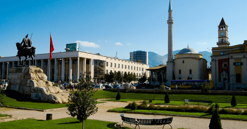 Albaniens Hauptstadt Tirana_Skanderbeg Platz