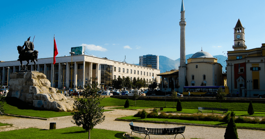 Albaniens Hauptstadt  Straßenkunst in Tirana