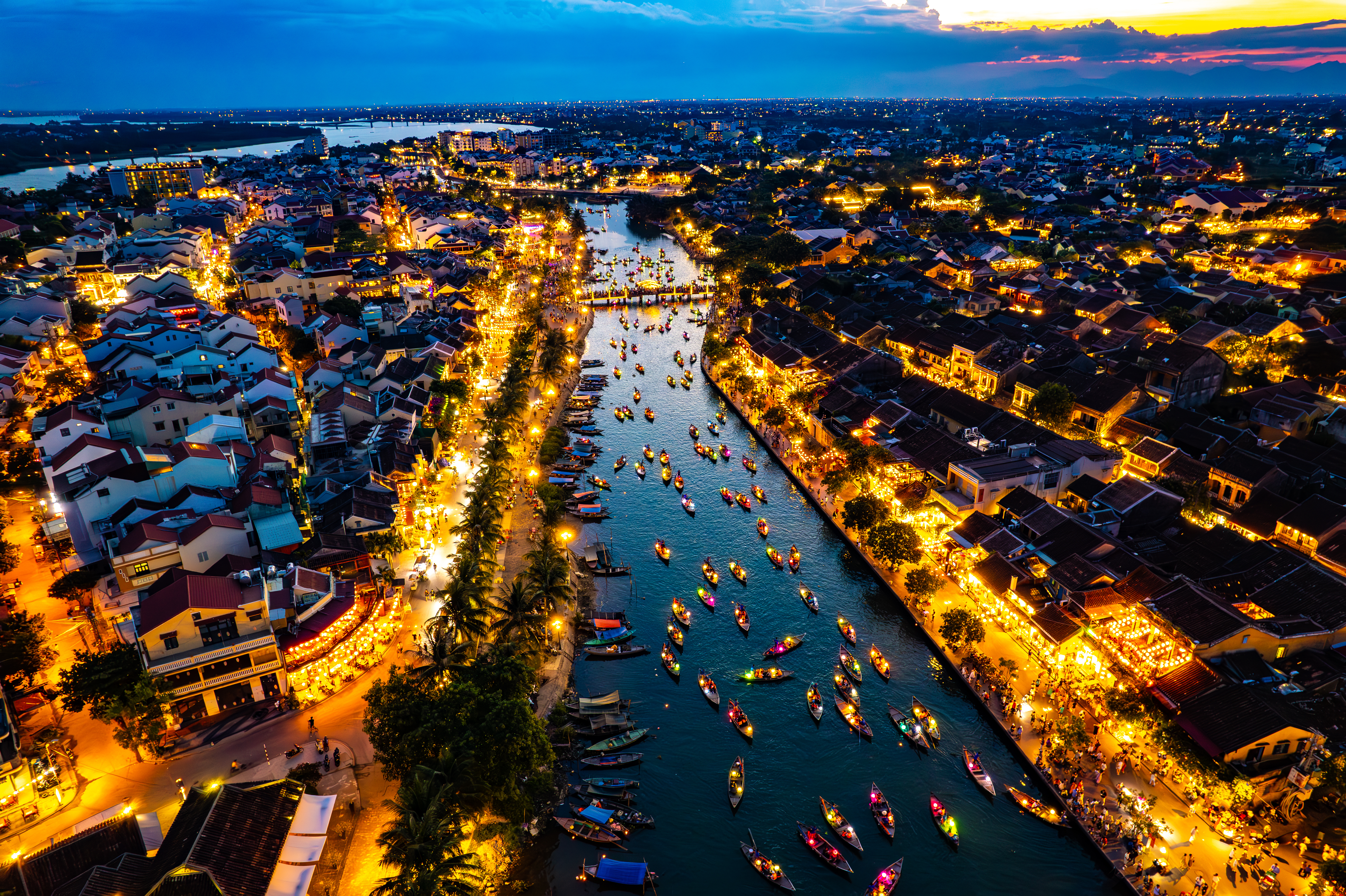 Die_antike_Stadt_Hoi_An_mit_Laternenbooten