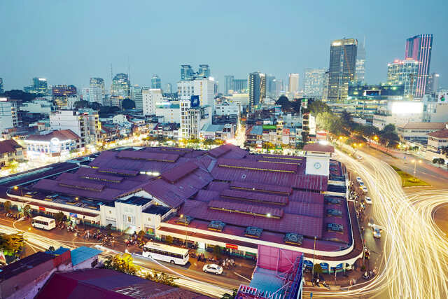 Skyline_Ho_Chi_Minh_und_Markthalle_Ben_Thanh