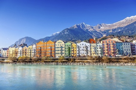 Sommerliche Alpenlandschaft: Erkunden Sie die atemberaubende Natur der Alpen während eines unvergesslichen Sommerurlaubs