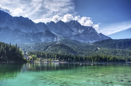 Aktive Erholung in den Alpen: Genießen Sie Wanderungen, Mountainbiking und andere Outdoor-Aktivitäten in der beeindruckenden Bergkulisse.