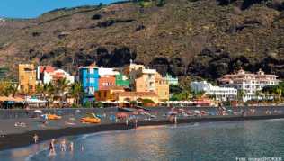 Wie aus dem Bilderbuch: Die bunten Häuser an der Promenade von Puerto de Tazacorte auf La Palma stehen im Kontrast zum tiefschwarzen Strand Wie aus dem Bilderbuch: Die bunten Häuser an der Promenade von Puerto de Tazacorte auf La Palma stehen im Kontrast zum tiefschwarzen Strand