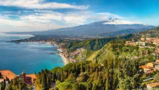 Blick auf Taormina, den Nachbarort Giardini-Naxos und die Küste. Im Hintergrund der imposante, im Frühjahr oft noch schneebedeckte Ätna Blick auf Taormina, den Nachbarort Giardini-Naxos und die Küste. Im Hintergrund der imposante, im Frühjahr oft noch schneebedeckte Ätna