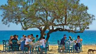 Náxos: Gäste der »Taverna Paradiso« am feinen Strand von Pláka Náxos: Gäste der »Taverna Paradiso« am feinen Strand von Pláka