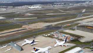 Vor einem Hangar der Lufthansa stehen Flugzeuge vom Typ Airbus A380. Die Maschinen wurden abgestellt, da sie im Moment nicht eingesetzt werden Vor einem Hangar der Lufthansa stehen Flugzeuge vom Typ Airbus A380. Die Maschinen wurden abgestellt, da sie im Moment nicht eingesetzt werden