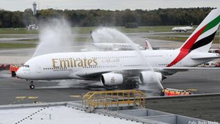 Der Airbus A380 wird mit Wasserfontänen aus zwei Feuerwehrfahrzeugen in Hamburg begrüßt Der Airbus A380 wird mit Wasserfontänen aus zwei Feuerwehrfahrzeugen in Hamburg begrüßt