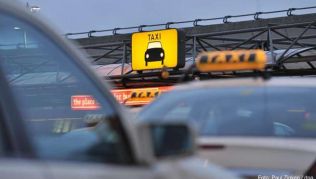 Einige Taxifahrer fahren besonders gerne Touristen. Nur leider meistens zu überteuerte Preisen Einige Taxifahrer fahren besonders gerne Touristen. Nur leider meistens zu überteuerte Preisen
