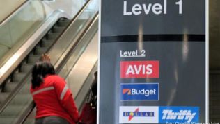 Wenn Urlauber ihr Fahrzeug etwa am Flughafen abholen, sollten sie sich vor Ort keine unnötigen Versicherungen aufschwatzen lassen Wenn Urlauber ihr Fahrzeug etwa am Flughafen abholen, sollten sie sich vor Ort keine unnötigen Versicherungen aufschwatzen lassen