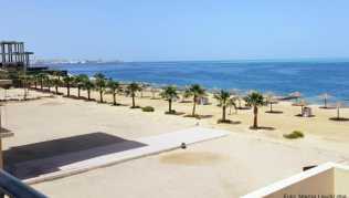 Der Badestrand von Hurghada ist menschenleer. Ägyptens Reisebranche hofft auf ein frühes Ende der Corona-Krise Der Badestrand von Hurghada ist menschenleer. Ägyptens Reisebranche hofft auf ein frühes Ende der Corona-Krise