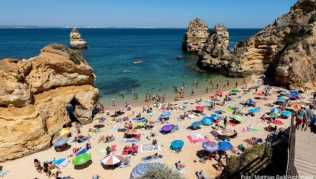 Die Reisewarnung für die portugiesische Urlauberregion Algarve wurde aufgehoben. Die Buchungen von Urlaubern aus Deutschland steigen wieder an Die Reisewarnung für die portugiesische Urlauberregion Algarve wurde aufgehoben. Die Buchungen von Urlaubern aus Deutschland steigen wieder an