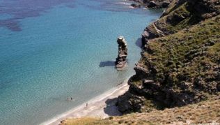 Bucht von Ormos Korthiou auf Andros: Manche Strände sind nur per Boot zu erreichen Bucht von Ormos Korthiou auf Andros: Manche Strände sind nur per Boot zu erreichen