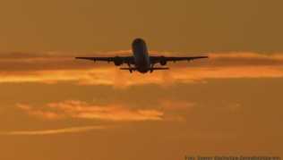 Abheben im Ferienflieger - oder lieber doch nicht? Um Kunden anzulocken, bieten viele Reiseveranstalter jetzt Aufpreis-Tarife, die kurzfristige Gratis-Storno erlauben Abheben im Ferienflieger - oder lieber doch nicht? Um Kunden anzulocken, bieten viele Reiseveranstalter jetzt Aufpreis-Tarife, die kurzfristige Gratis-Storno erlauben