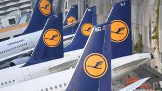 Lufthansa-Maschinen parken am Flughafen von Frankfurt am Main am Rande des Vorfeldes Lufthansa-Maschinen parken am Flughafen von Frankfurt am Main am Rande des Vorfeldes
