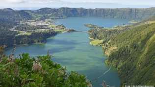 Die blaue und die grüne Lagune am Vulkan Sete Cidades zählen zu den Naturwundern Portugals. Sie sind nur durch eine Brücke voneinander getrennt Die blaue und die grüne Lagune am Vulkan Sete Cidades zählen zu den Naturwundern Portugals. Sie sind nur durch eine Brücke voneinander getrennt