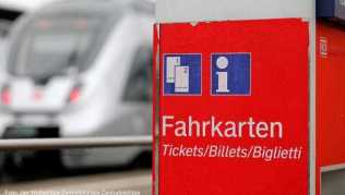Die Deutsche Bahn senkt für junge Menschen ihre Ticketpreise. Für Fahrgäste im Alter bis 26 Jahren kosten ICE-Fahrten in der zweiten Klasse künftig ab 12,90 Euro Die Deutsche Bahn senkt für junge Menschen ihre Ticketpreise. Für Fahrgäste im Alter bis 26 Jahren kosten ICE-Fahrten in der zweiten Klasse künftig ab 12,90 Euro