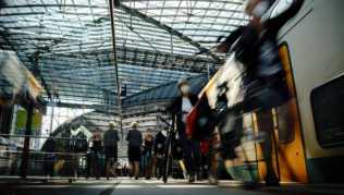 Bahnreisende brauchen aufgrund drohender Streiks womöglich bald viel Geduld. Bei Verspätungen und Zugausfällen können sie sich jedoch einen Teil der Kosten für das Ticket zurückholen Bahnreisende brauchen aufgrund drohender Streiks womöglich bald viel Geduld. Bei Verspätungen und Zugausfällen können sie sich jedoch einen Teil der Kosten für das Ticket zurückholen