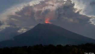 Der indonesische Vulkan Agung spuckt Rauch, Asche und Lava Der indonesische Vulkan Agung spuckt Rauch, Asche und Lava