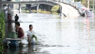 Waten im Wasser: Randgebiete von Bangkok sind bereits überflutet, in den nächsten Tagen ist mit Überschwemmungen in allen Stadtteilen zu rechnen. (Bild: dpa) Waten im Wasser: Randgebiete von Bangkok sind bereits überflutet, in den nächsten Tagen ist mit Überschwemmungen in allen Stadtteilen zu rechnen