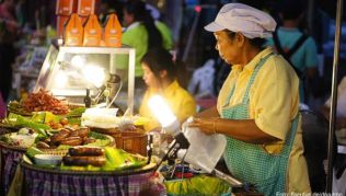 Streetfood gibt es in Bangkok an vielen Ecken. Oft findet man die Stände vor Supermärkten, 7-Elevens oder Tempeln Streetfood gibt es in Bangkok an vielen Ecken. Oft findet man die Stände vor Supermärkten, 7-Elevens oder Tempeln